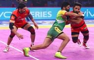 Mahender Singh executes a tackle on Pardeep Narwal